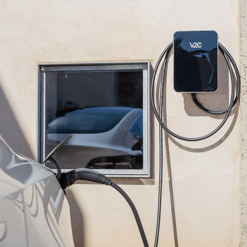technicien H2E installation borne recharge électrique V2C